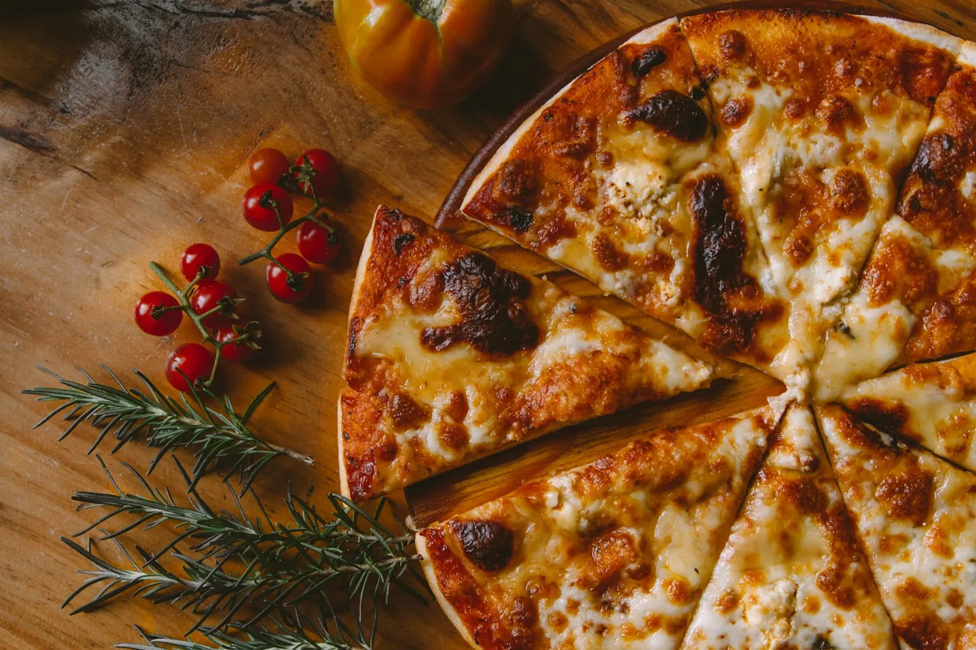 Pizza artesanal assada no forno a lenha, saindo quentinha com queijo derretido