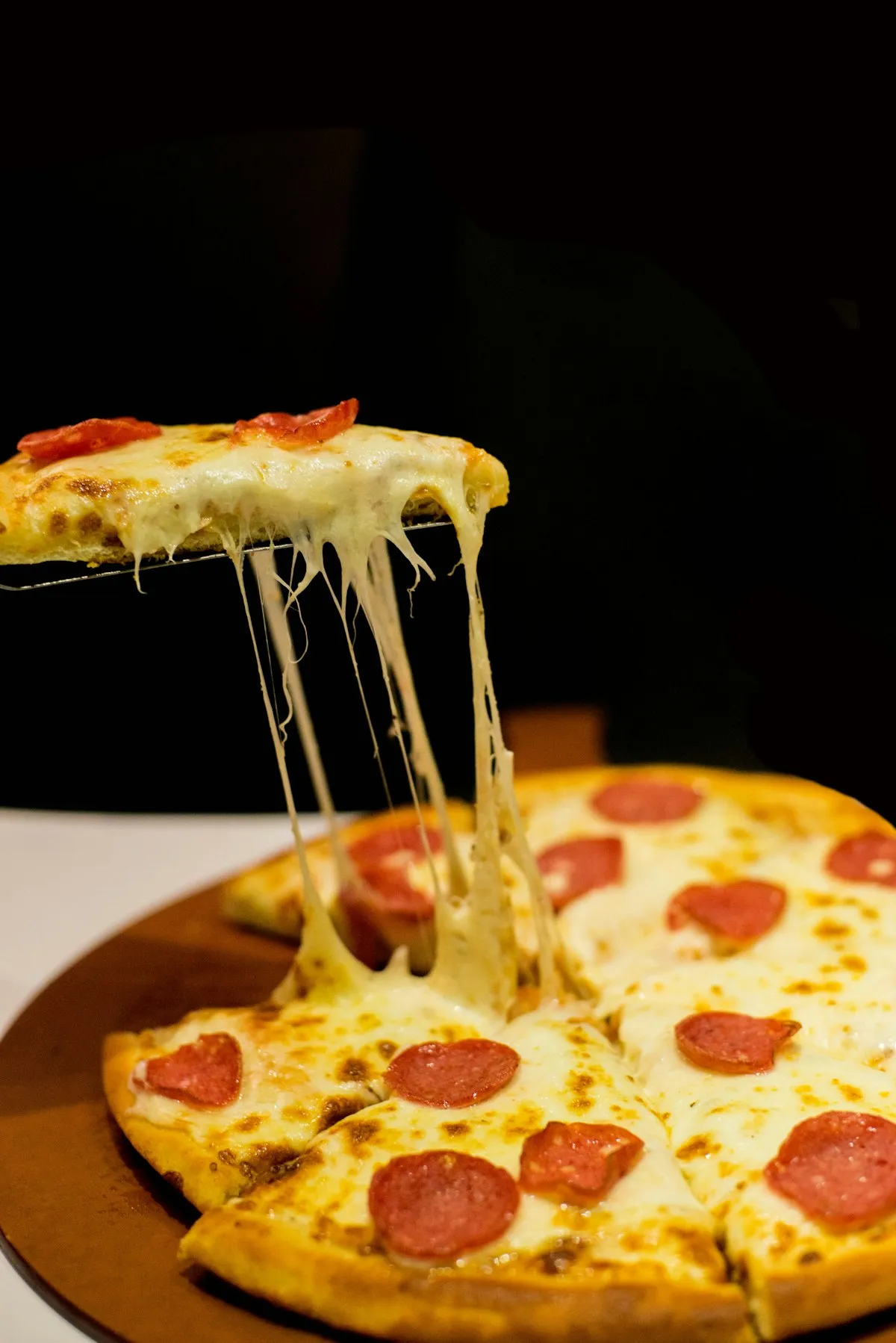 Pizza artesanal recém-assada, queijo derretido e cobertura fresca